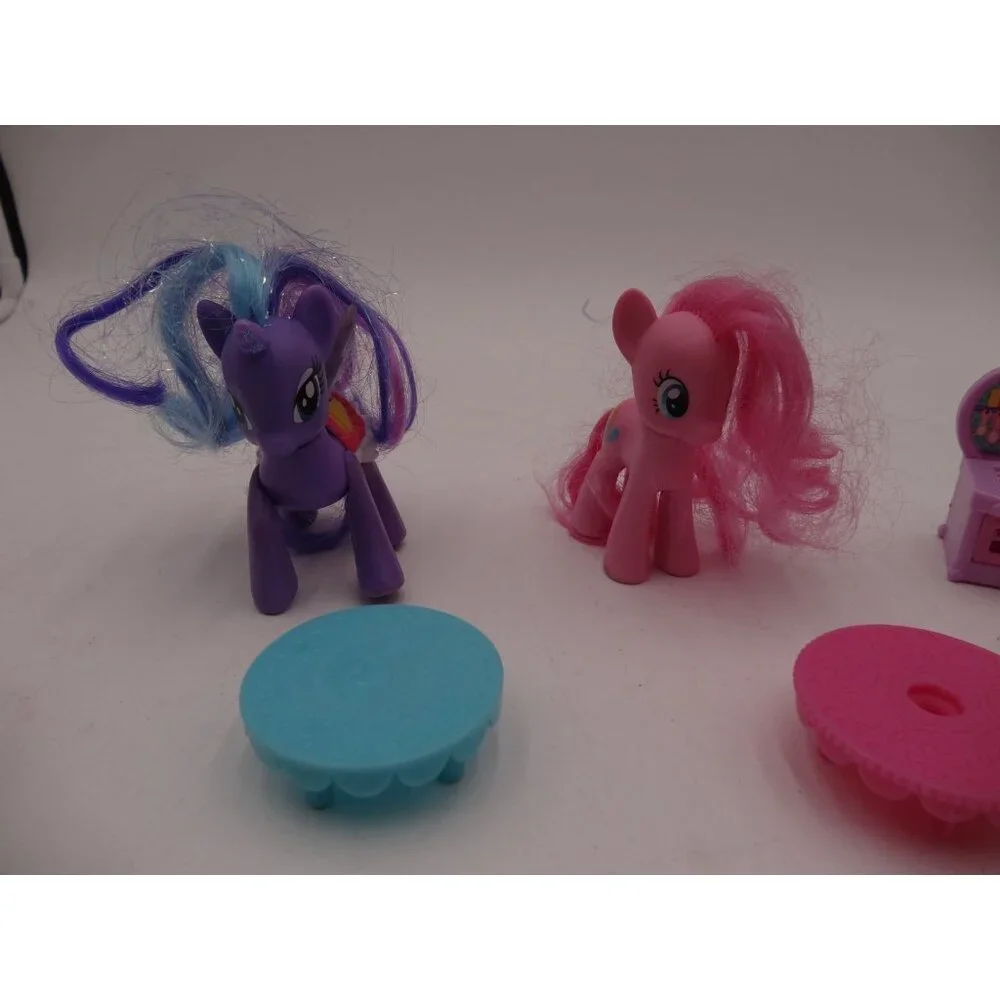 My Little Pony Canterlot Deluxe Playset, With Accessories 2 Pony's 1‎ carriage